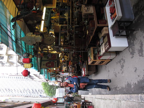 On a market in Hongkong - we are 30 hours on tour now and looking not so sweat allready 