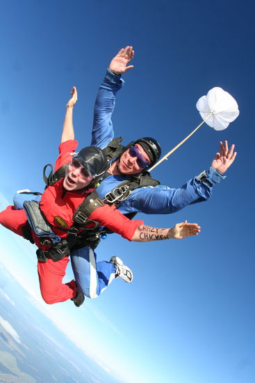 I did it!!!!
I really did it. And I just can't believe that it's me on the pictures!!! It was such an amazing feeling when you see the ground so far away. And there is only your buddy and you....
On my arms is written "Crazy Chicken" and "Merry Christmas"