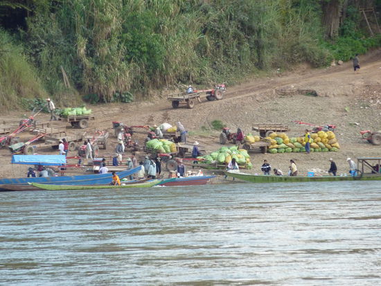 Einer der belebtesten Warenumschagplaetze die wir in den zwei Tagen gesehen haben!