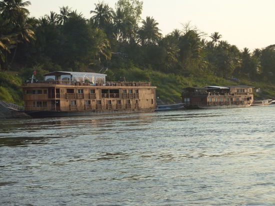 Und so sehen die Luxusdampfer aus. kostet fuer 2 Tage $500!!!
(statt unseren ca. $20)