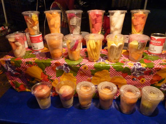Die schon oefter erwaehnten Fruitshakes. Becher aussuchen, dann Eiswuerfel dazu. crushen und fertig!
(Sorten v.l. oben: gemischte Fruechte, Papaya, Drachenfrucht, Wassermelone, Banane und Mango-Papaya  )