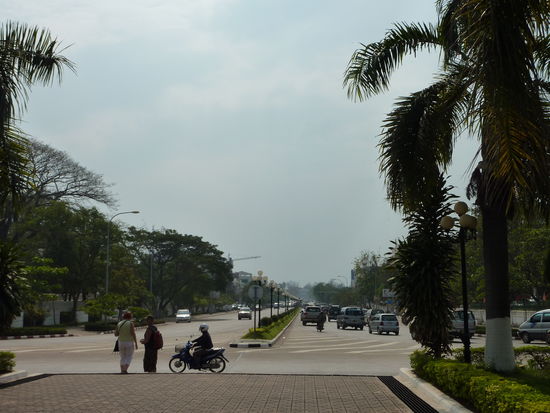 Die Prachtstrasse von Hanoi -die einzige breite Strasse ist der Champs Elysees nach empfunden.