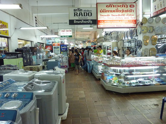 Auf dem Morning Market. Abteilung: Elektrogeraete 