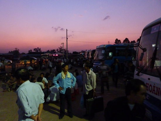 Am Busbahnhof, warten auf's einsteigen.