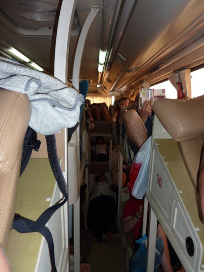 Seht ihr den da in der Mitte liegen! Soviel Platz blieb dem später nicht! Die haben so viele reingepackt, dass jeder mit angezogenen Beinen schlafen musste! Im Vgl. dazu HATTEN wir Luxus 