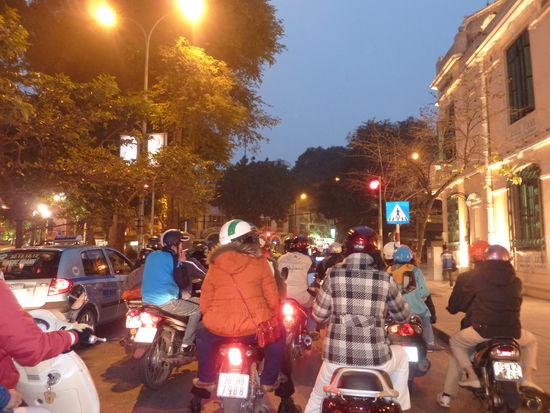 Die Ringstraße um den See ist 4 spurig. Das hier sind nur 1 1/2 davon aus ner Rikscha fotografiert!