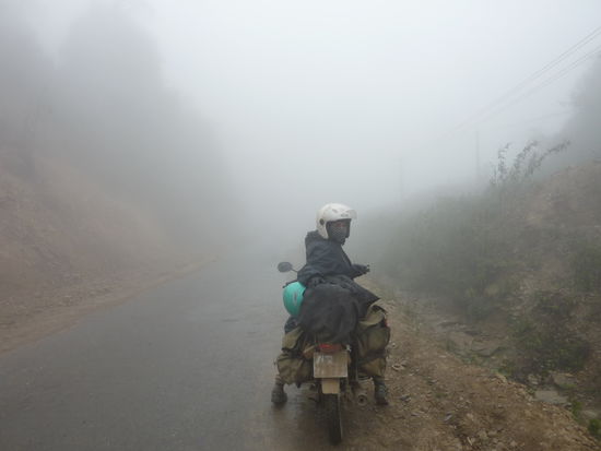 Yael fuhr voraus und tastete sich für uns durch den Nebel und ich war für´s Weg freihupen zuständig...
