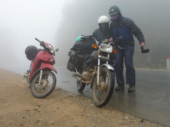Auf der Passhöhe! Not funny! Wir haben fast geweint vor Kälte! 4°C!!!