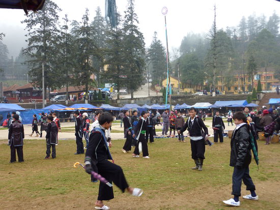 Der Marktplatz von Sapa. 
Ted-Ferien und die Jungs spielen sowas wie Hackysack...