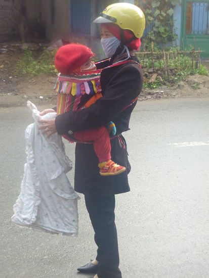 So fährt man als vietnamesisches Baby auf dem Motorrad mit 
