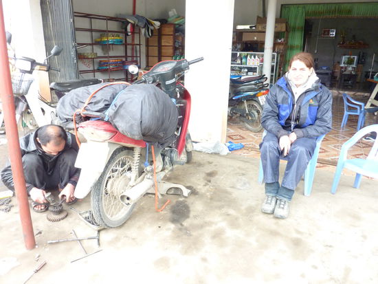 Mechanikerpause 170 km vor Hanoi machte auch mein Bike Mucken und wollte ebenfalls ne neue Kette!