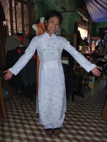 Claire hat sich diese traditionelle, vietnamesische Schuluniform schneidern lassen. Mein Fall war´s nicht, aber sie stand voll drauf 