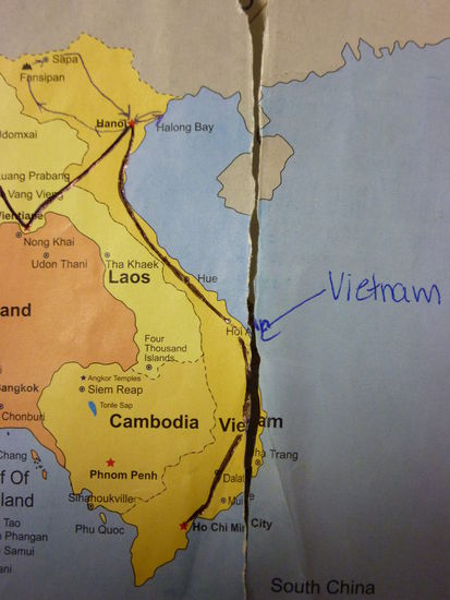 In diesem Kapitel düse ich also von Hanoi nach Hoi An (ca. da wo der blaue Pfeil hinzeigt) und dann nach Saigon ( = Ho Chi Minh City)
Insgesamt ca. 3500km