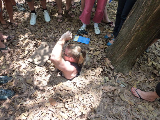 Cam versucht sich in den Tunnel zu zwängen! Mir wurde schon vom Zuschauen schlecht!