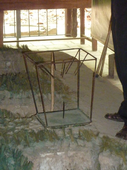 Eine Trittfalle: Wird in nem Loch vergraben. Naja, wie sie dann funktionniert muss ich ja wohl nicht erklären...