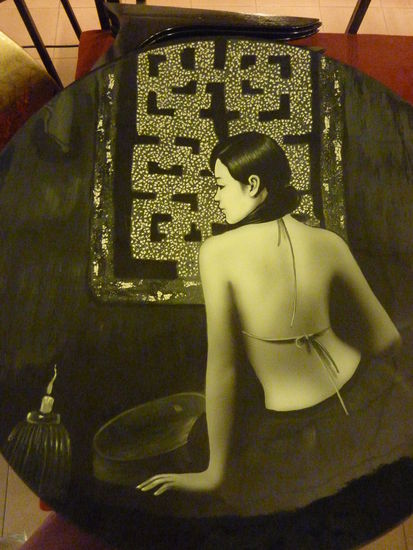 Die Mosaike werden aus Eierschalensplittern hergestellt und dann lackiert.