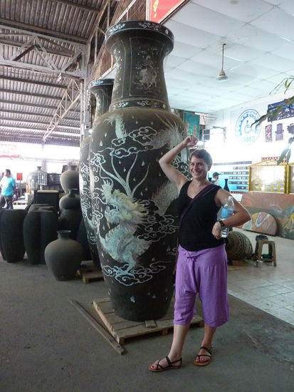 Ah, neben der Vase kann man hier noch meine neuen, maßgeschneiderten Ledersandalen für $15 bewundern 