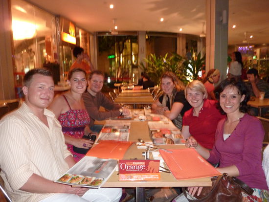 Hinter mir sitzt Tobi, mit dem Anja zusammen wohnt in Singapur