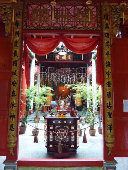 Ein typisches chinesisches Familienhaus in Chinatown (waer haett's gedacht  ) Die haben als Zentrum ihren eigenen Tempel und die Wohnbereiche sind drum herum gebaut.