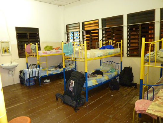 Das war echt das Gegenteil von Singapur!
10 Bett Schlafsaal mit 8 Maennern ( die meisten davon merkwuerdige, abgemagerte Langzeitreisende zw. 50 und 65...)