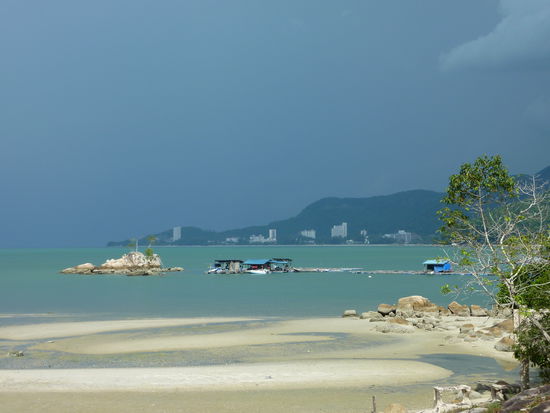 Aber wie gesagt: super Aussichten haben sich uns geboten!
Am abend gab's ne kurze Abkuehlung, der einzige Regen den ich in 3 Monaten gesehen habe bis auf ein paar Spritzer in Nordvietnam...