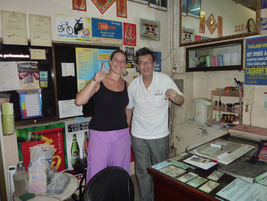 Jim (der Besitzer) und ich am Counter im Asia-Touri-Style 
(Victory Zeichen - sehr wichtig!)