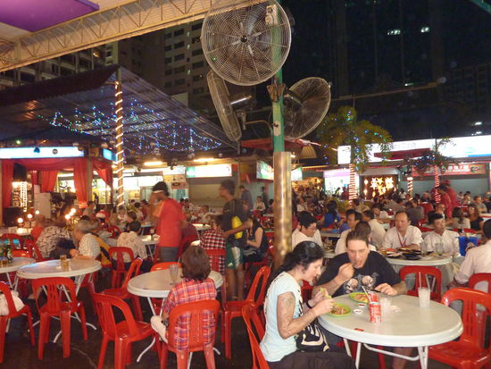 Abschiedsessen in unserem Foudcourt (Red Garden).
Ringsum sind verschiedenste Essensstaende mit Gerichten aus ganz SEA und jeden abend gibt's Live Musik - Asiaten die englische Sachen covern sind ein Hit! 