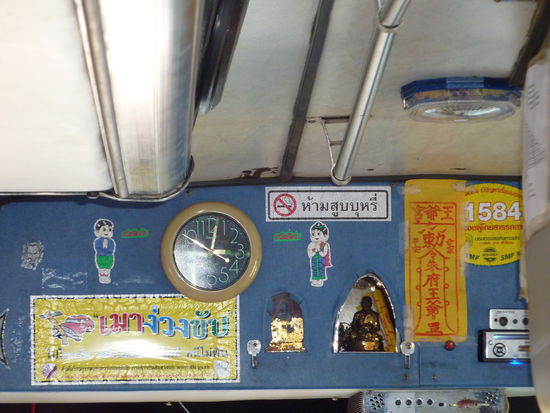 Oberhalb der Windschutzscheibe im Bus 
thaistyle!