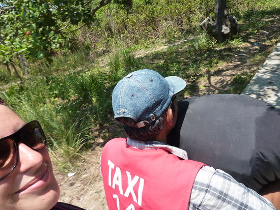 Hehe, mein Rucksack ist groesser als der Fahrer 