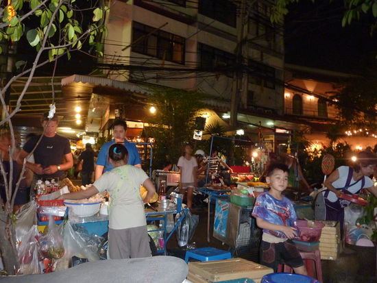 Hinter meinem Lieblings Pad Thai Stand (gebratene Nudeln mit Gemuese) in der Rambuttri Street in Bangkok.