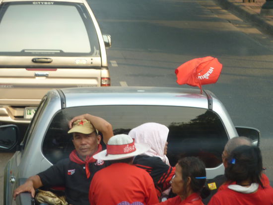 "Redshirts" auf dem Weg zu den Demonstrationen, die immernoch stattfinden.