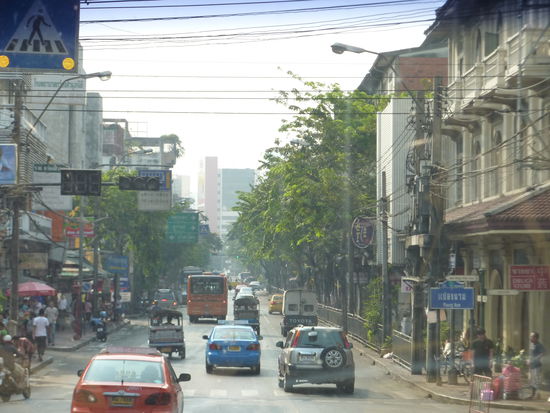 Aussichten aus dm Busfenster auf dem Weg durch Bangkok...