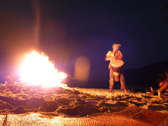 Strom gibt's nur im Restaurant vom Generator und so muessen Trommeln und 'ne Gitarre herhalten