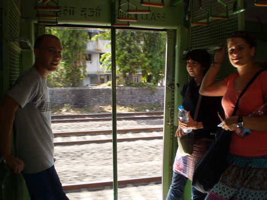 Auf dem Weg zum Treffpunkt sind wir gleich mal versehentlich in der 1. Klasse des Mumbaier Stadtzuges gelandet...naja, die anderen Waggongs waren so voll 
(links ist Tom)