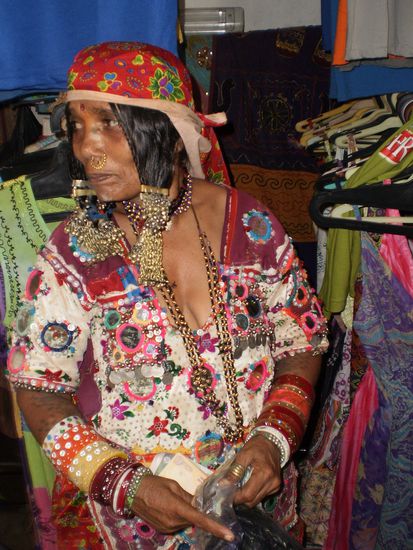 Die nette Dame ist ploetzlich unter einem Haufen Kleider raus gekrochen in einem Laden in dem wir schon mind. 20 Minuten beim shoppen waren! Ist wohl aufgewacht! 