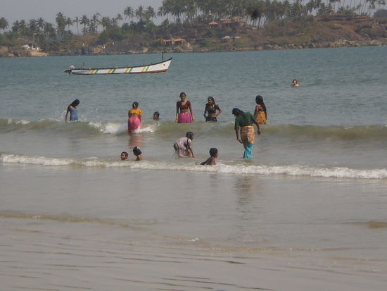 Nachdem die Verkaufsmaedels uns jeden Tag im Wasser zugesehen hatten, haben sie sich auch mal getraut "schwimmen" zu gehen. Natuerlich in voller Montur!