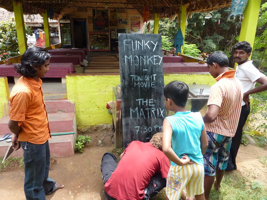 Juerg  wird vom Tisch weggeholt. "You come! Write: FUNKY MONKEY, TONIGHT MOVIE...."
Ok! 