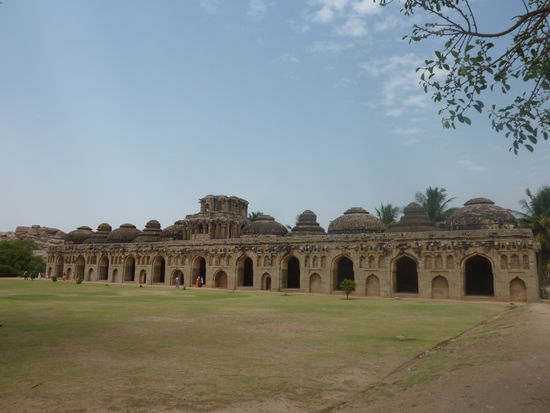 Ne andere Art von Elefantengarage!  Nee, Spass bei Seite, das waren wirklich die Elefantenstallungen!