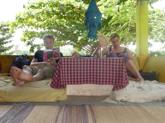 Tom &amp; D sind eher Langschlaefer, so haben wir genuegend Zeit vom Fruehstuck ins Lesen ueberzugehen...