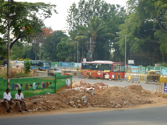 Gegenueber von unserem Gruenstreifen. Das muss nicht unbedingt ne Baustelle sein. So siehts  eigentlich normal aus!