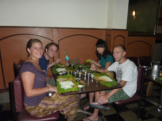 Tali ist das tyisches Essen in Suedindien:
Man bekommt ein Bananenblatt, Reis drauf und ein Chapatti (kleines Fladenbrot). Aussenrum gibt's ca. 3 verschiedene Gemuesecurries (oder so) und diese kleinen Toepchen mit verschiedenen Chutneys.
Das ganze wird sich dann mit einer Hand (der rechten! denn die linke ist nur fuer den Hintern  ) reingestopft.
Sobald man annaehrungsweise eine der Zutaten weggegessen hat kommt der Ober und versucht nachzufuellen!
LECKER!