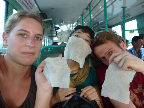 Feuchte Tuecher sind hier so eine Wohltat!!!
man kann sich garnicht vorstellen wie dreckig wir immer sind!!! Die Luftverschmutzung ist so hoch und dazu schwitzen wir ja immer literweise (Sorry!).