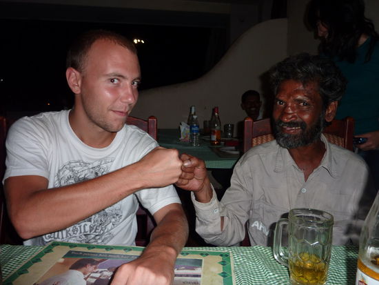 Tom hat auf der Strasse einen Kumpel aufgelesen, der uns ein paar Bier lang unterhalten hat! 
"East to West - India is the Best!"