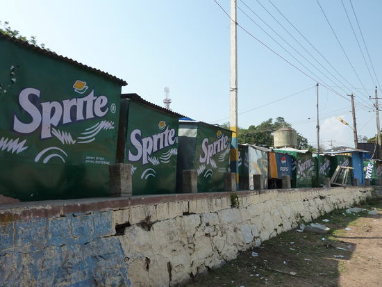 Werbung wird hier direkt auf die Haeuser gemalt.