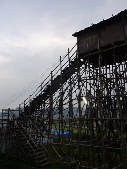 Es gab ne Trapprennbahn (?!) und das ist eine der Zuschauertribuenen (auf die mich kein Mensch gebracht haette!!!)