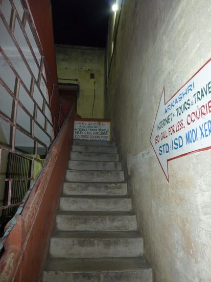 Nach 2 Stunden haben wir mal ein Internetcafe gefunden! Man muss sich daran gewoehnen, dass die Gebaeude von aussen aussehen wie Abbruchhuetten und man trotzdem da reingehen muss...