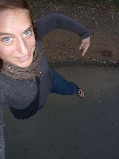 Auf dem Weg in die Apotheke. Schaut was ich an habe!!! Das erste Mal Jeans seit Nordvietnam!!! 