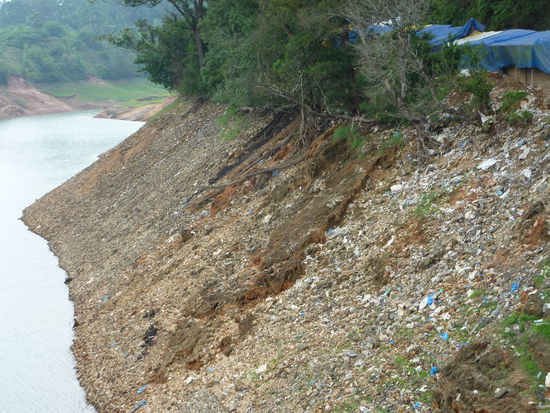 Das ist der Stausee: rechts sieht man die Rueckseite der Souvenierbuden. Indische Touris lieben dieses Zeug. 
Und dann natuelich wie ueberall wo Menschen sind in Indien: MUELL!
Unverstaendlich fuer uns! Wie kann man einen See als Naturerlebnis praesentieren wollen und dann den Abfall genau DA rein schmeissen???