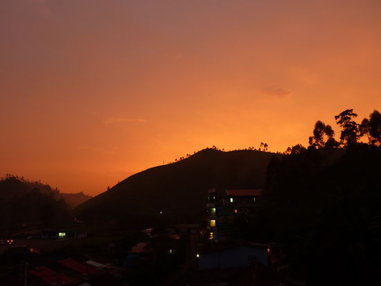 Das Bild passt jetzt nicht ganz rein, aber ich bring's nicht ueber's Herz es zu loeschen und es weiter unten nochmal hochzuladen!!!
Das ist jedenfalls der Ausblick von unsrer Dachterasse 