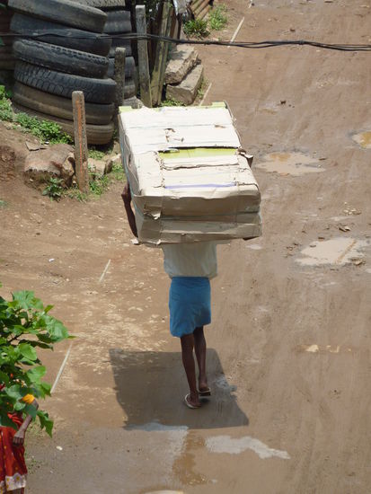 Ein neuer Schrank wird geliefert 